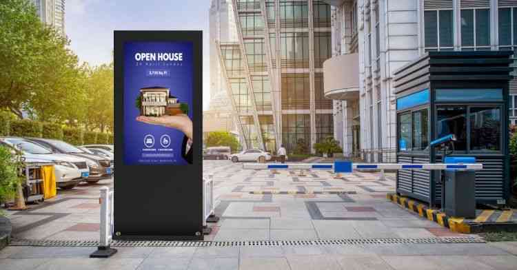 Outdoor digital signage at transport hubs and bus stops